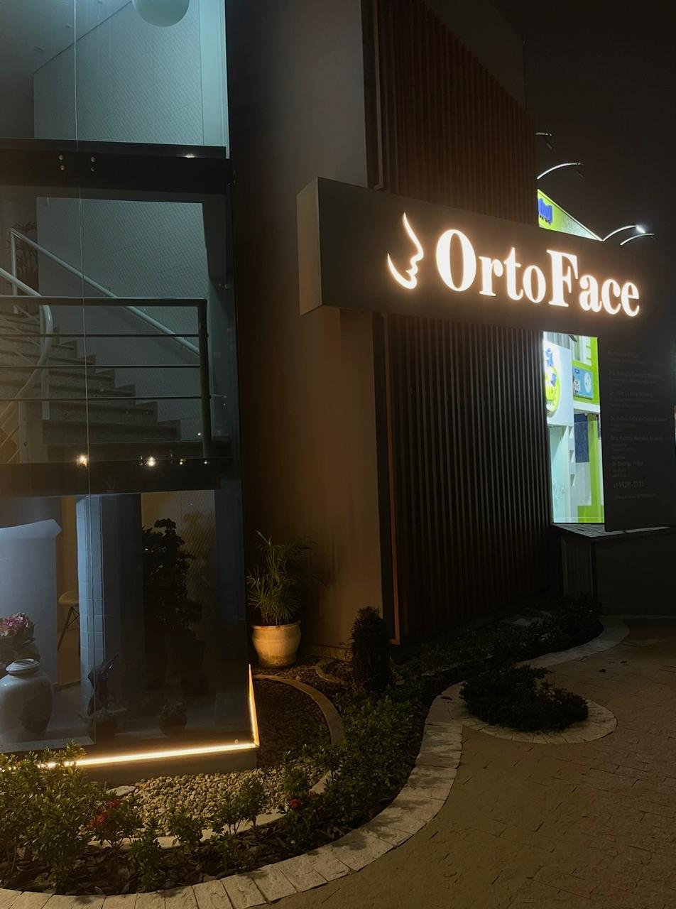 Fachada da Clínica Ortoface à noite