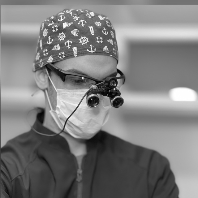 Dr. Vitor Leal em atendimento